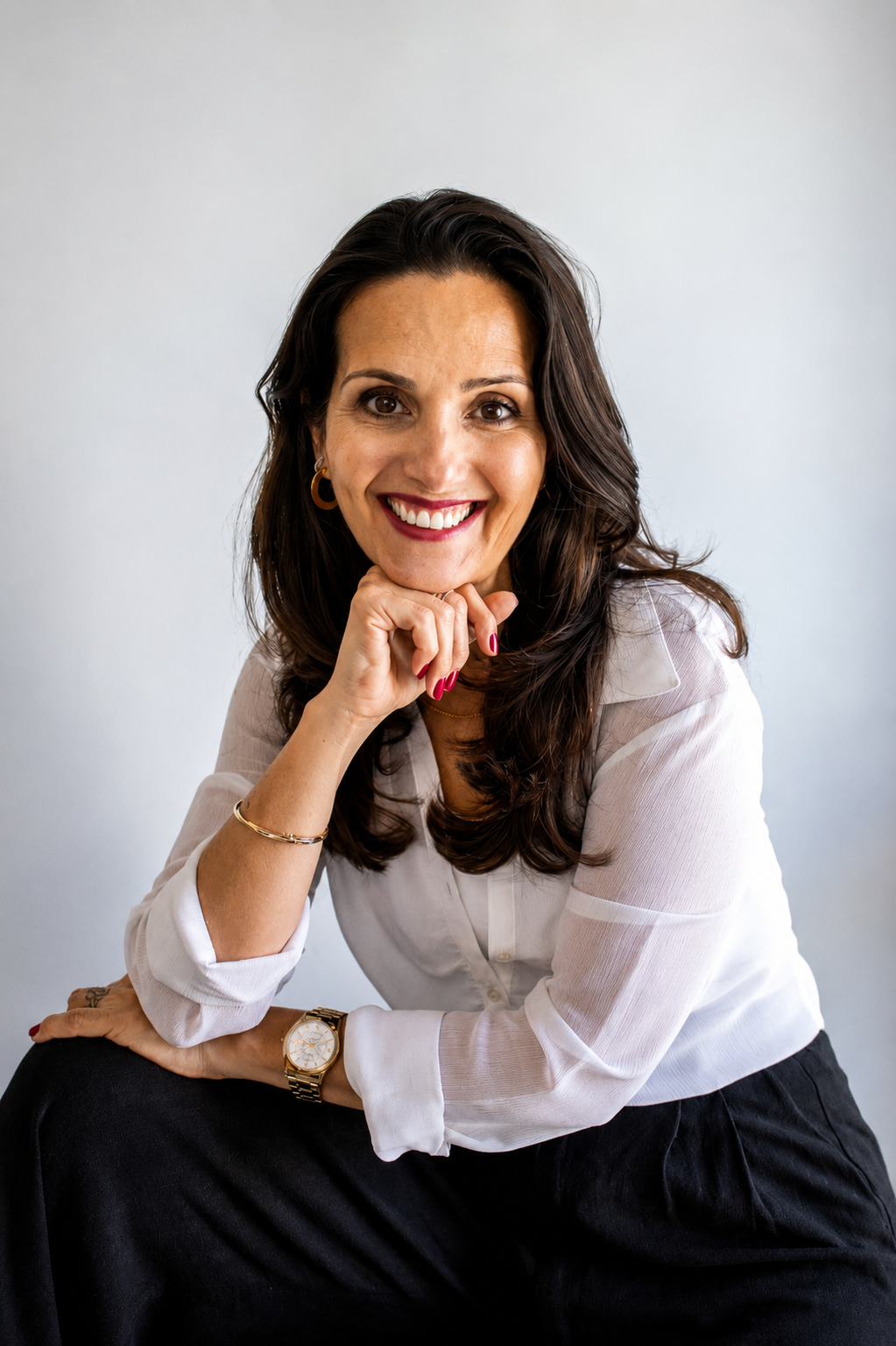 Marcelle Rêgo, terapeuta integrativa, retratada com presença calma